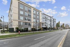 Skytrain, Spa Bath, Parking, Gym, 2 Bedroom Sleeps 6 Central Apartment in Surrey